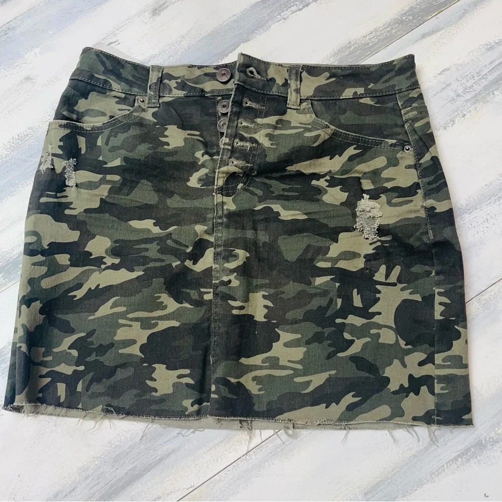 Vanilla Star Camouflage Denim Mini Raw Hem Button Fly Skirt Women’s Size 29/9